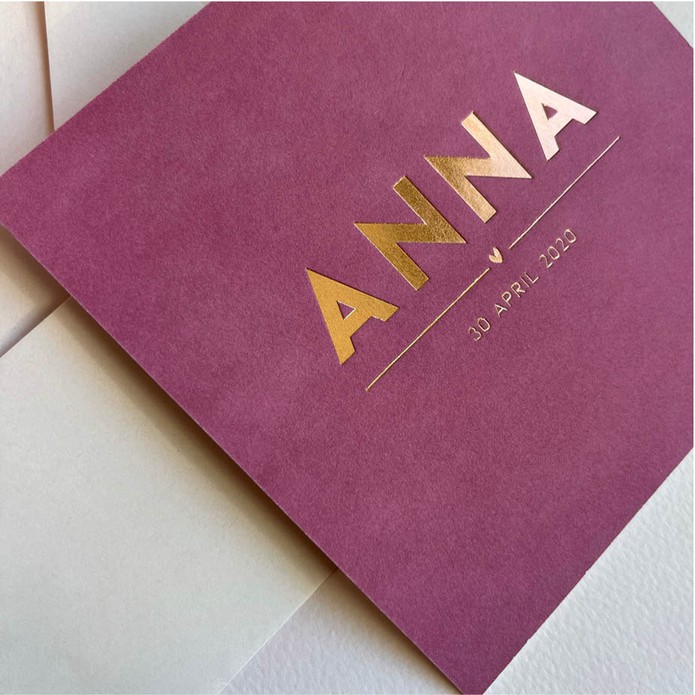 Strak, minimalistisch geboortekaartje vintage paars foliedruk