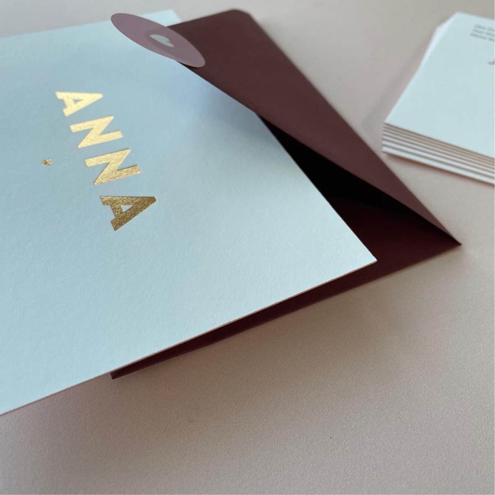 Elegant wit geboortekaartje met eenvoudige naam en hartje foliedruk