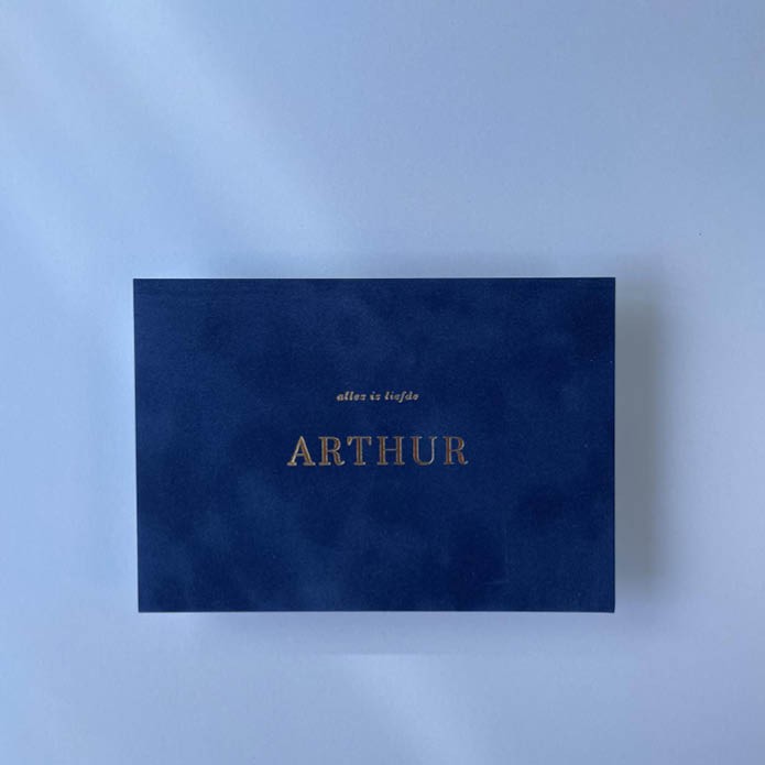 Blauw velvet geboortekaartje met goudfolie