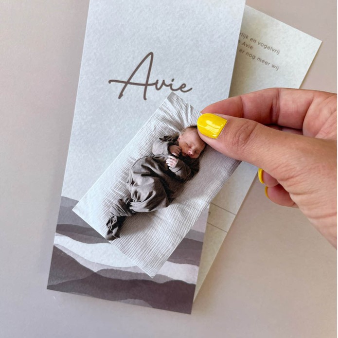 Stoer geboortekaartje met landschap natuurlijke tinten