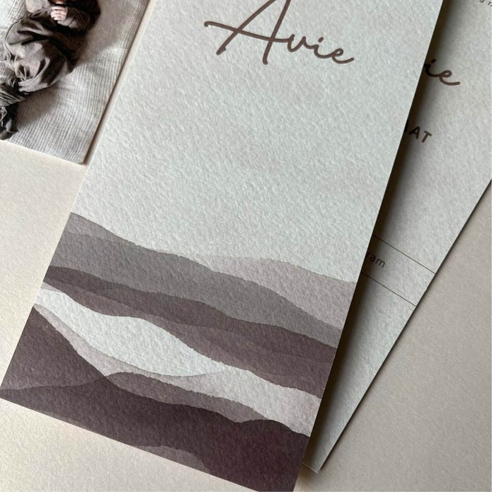 Stoer geboortekaartje met landschap natuurlijke tinten