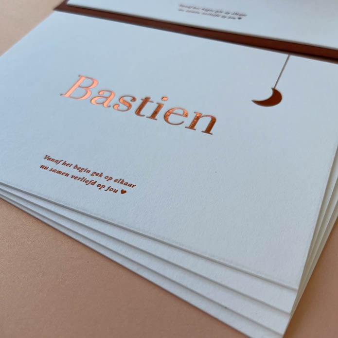 High end geboortekaartje op stevig papier met koperfolie maantje