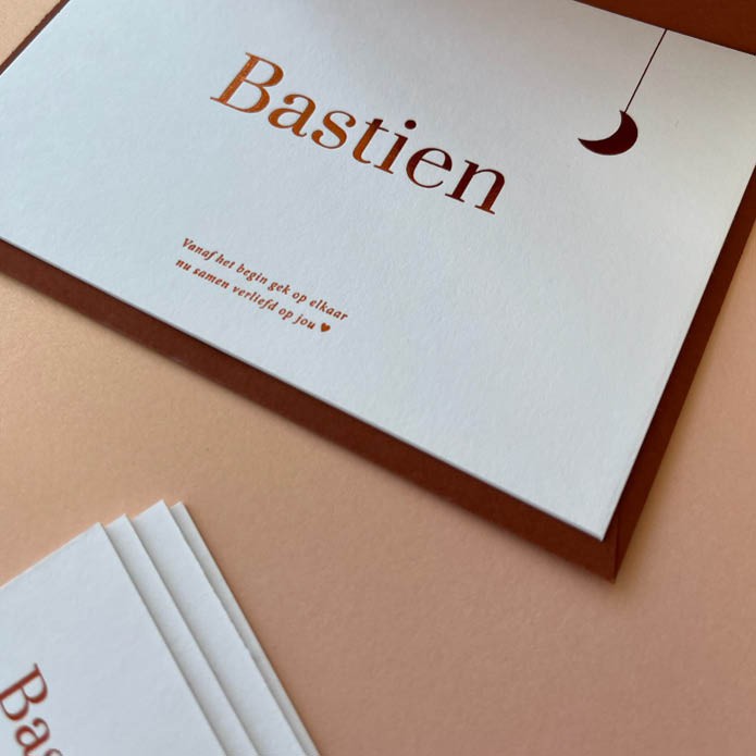 High end geboortekaartje op stevig papier met koperfolie maantje