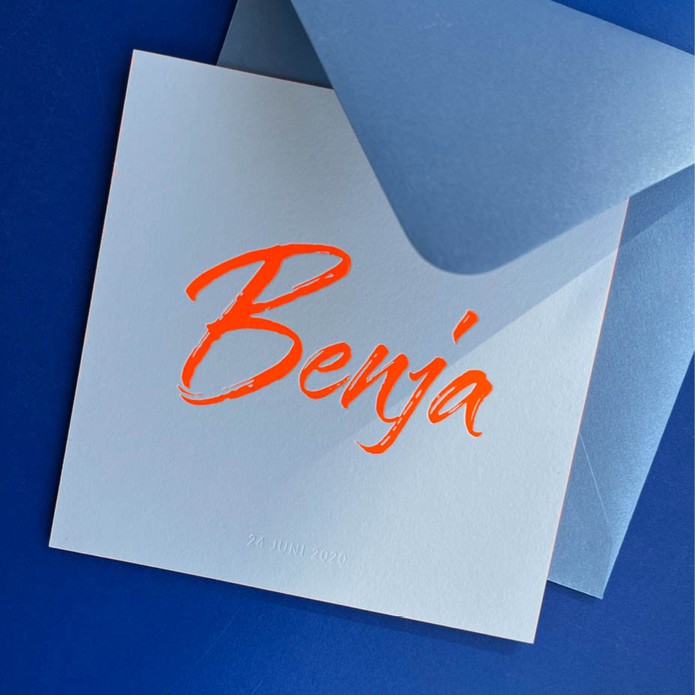 Wit geboortekaartje met folie en blinddruk