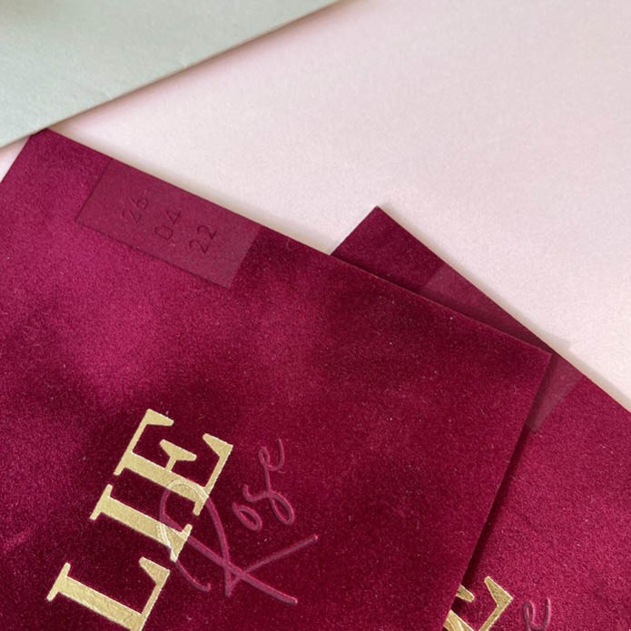 Exclusief geboortekaartje meisje op bordeaux rood velvet stof met goudfolie en blinddruk