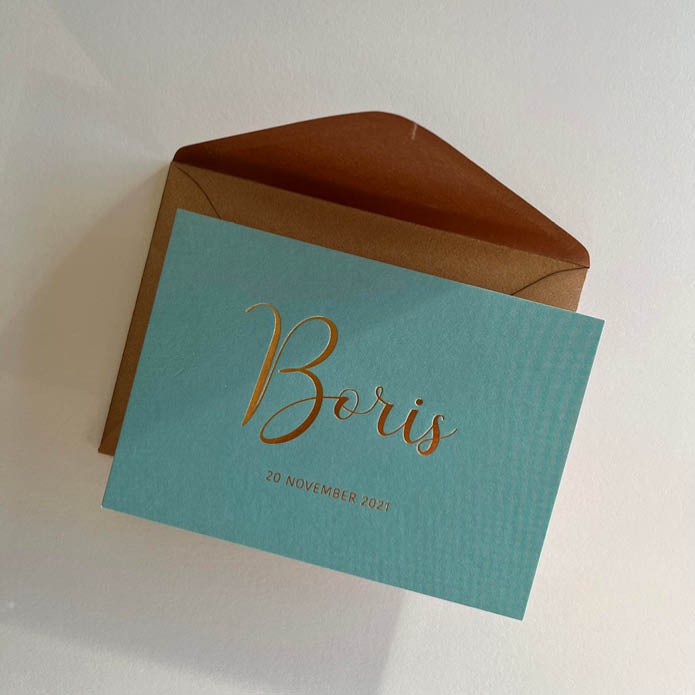 Geboortekaartje groen minimalistisch, sierlijk lettertype in koperfolie