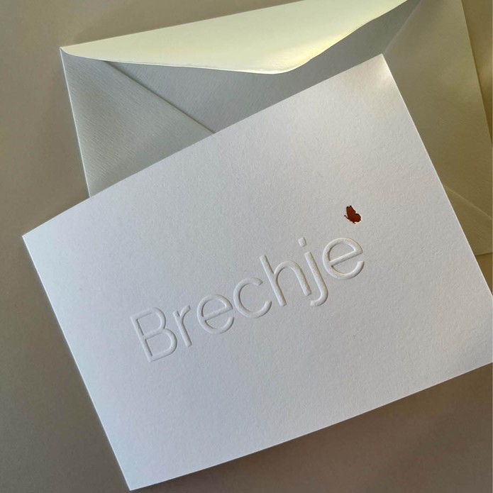 Minimalistisch geboortekaartje met reliëfdruk en goudfolie vlinder