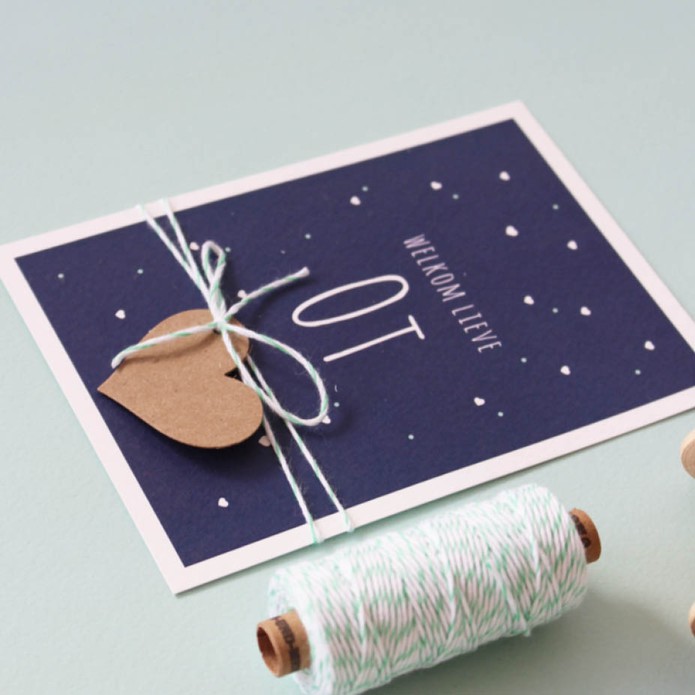 Stoer geboortekaartje donkerblauw met stipjes en hartjes