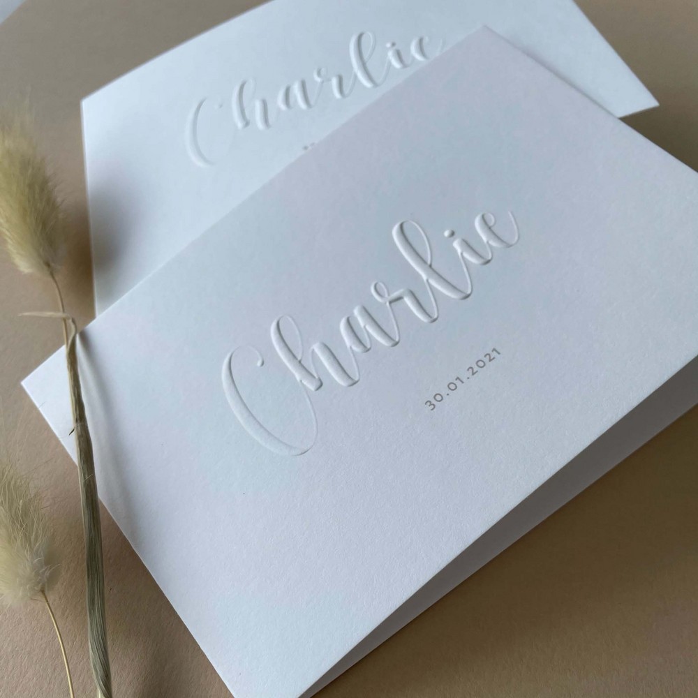 Gevouwen unisex geboortekaartje met naam in reliëfdruk verhoogd Charlie