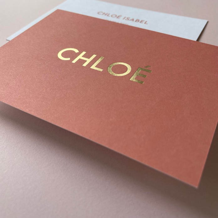 Minimalistisch geboortekaartje met strakke typografie