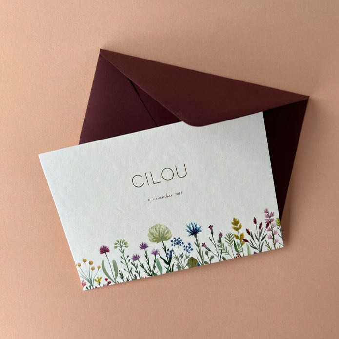 Hip geboortekaartje met veldbloemen en goudfolie