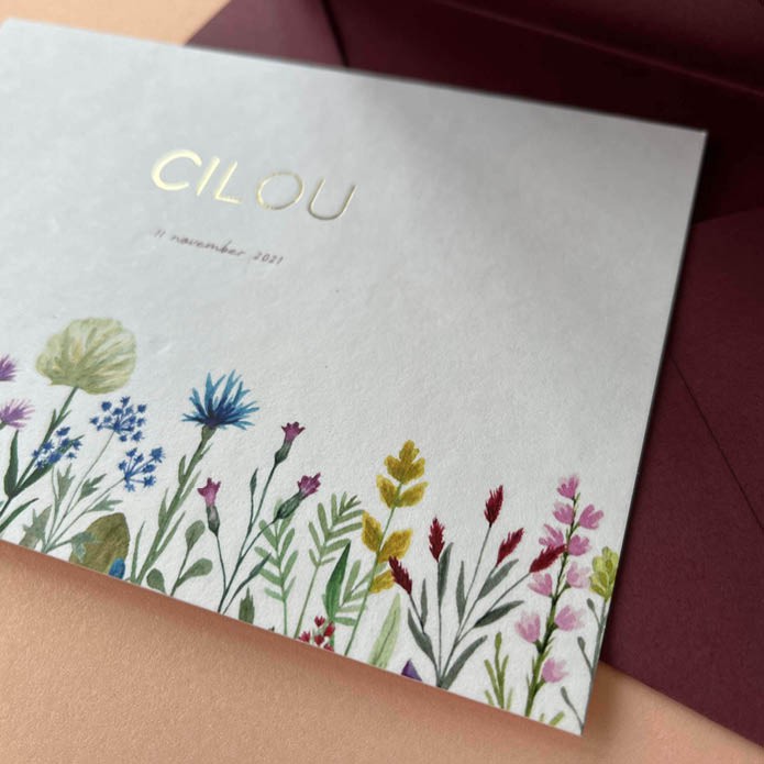 Hip geboortekaartje met veldbloemen en goudfolie