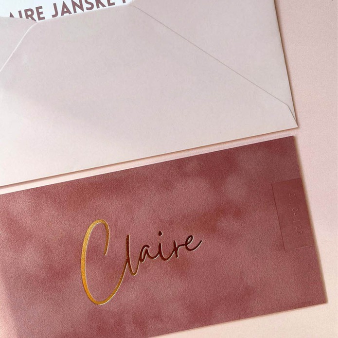 Modern geboortekaartje met goudfolie op velvet