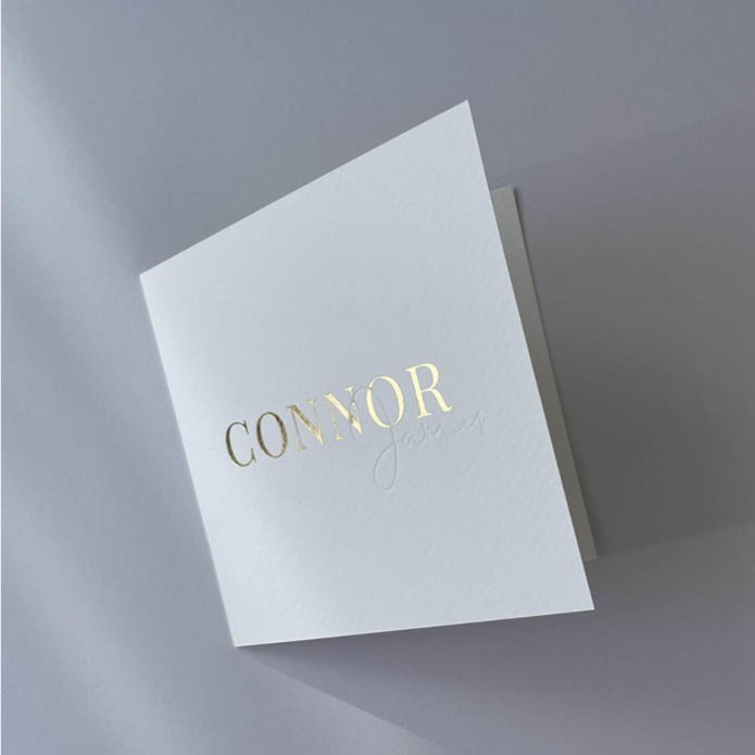 Eenvoudig gevouwen geboortekaartje met foliedruk en blinddruk