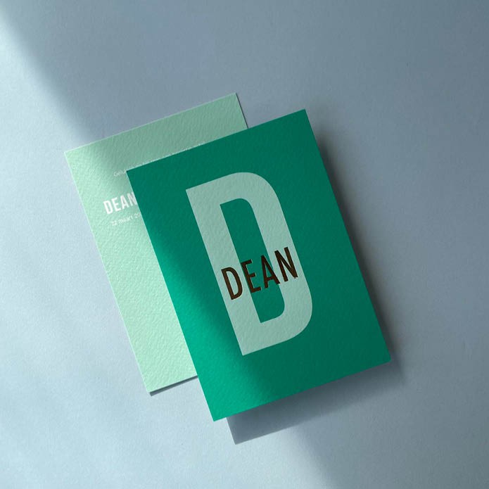 Geboortekaartje met grote strakke letter en foliedruk naam jongen