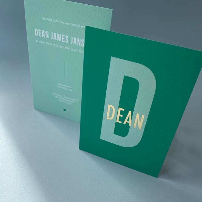 Geboortekaartje met grote strakke letter en foliedruk naam jongen