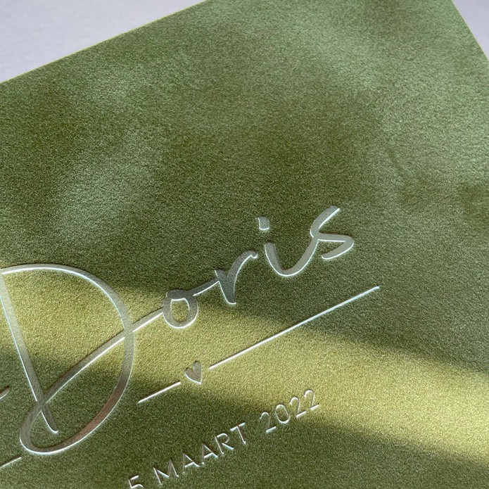 Stoer geboortekaartje gender neutraal met velvet mosgroen met matgoud folie