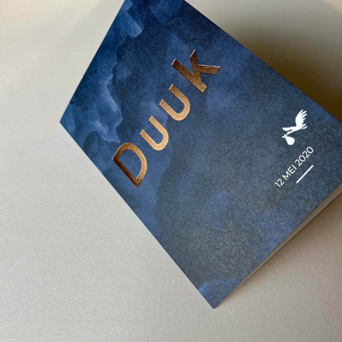 Jongens geboortekaartje met blauw waterverf en caramel goudfolie