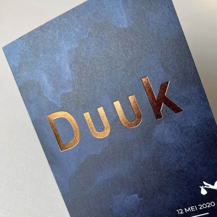 Jongens geboortekaartje met blauw waterverf en caramel goudfolie