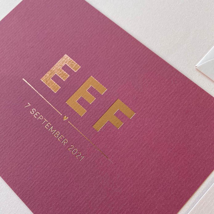 Strak vintage paarsrood geboortekaartje met hartje en streepje