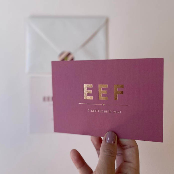 Strak vintage paarsrood geboortekaartje met hartje en streepje