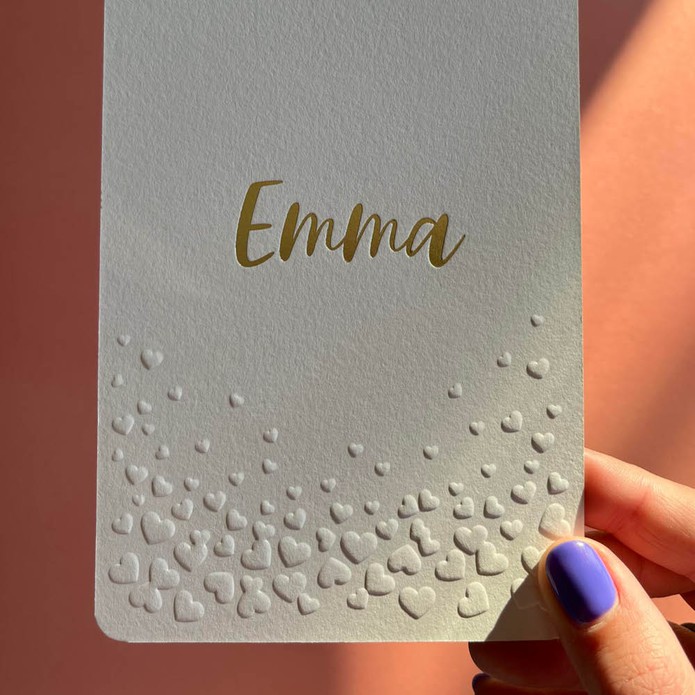 Sereen geboortekaartje wit met hartjes verhoogd gedrukt