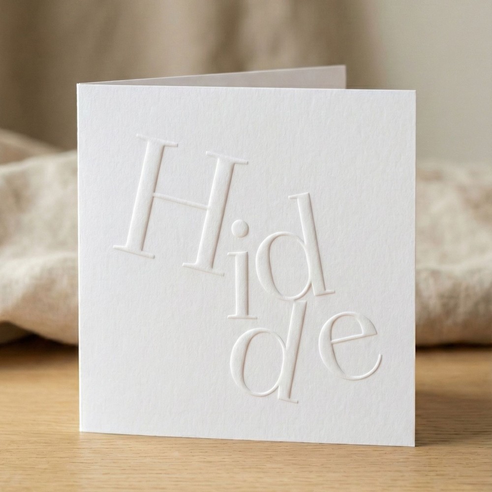 Exclusief gevouwen geboortekaartje met typografie in reliëfdruk preeg