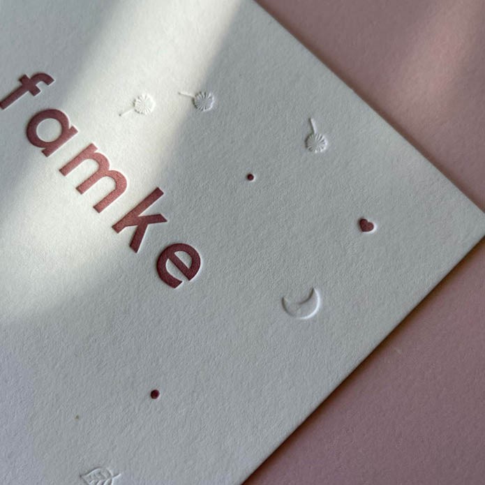 Speels letterpress geboortekaartje in wit oudroze icoontjes