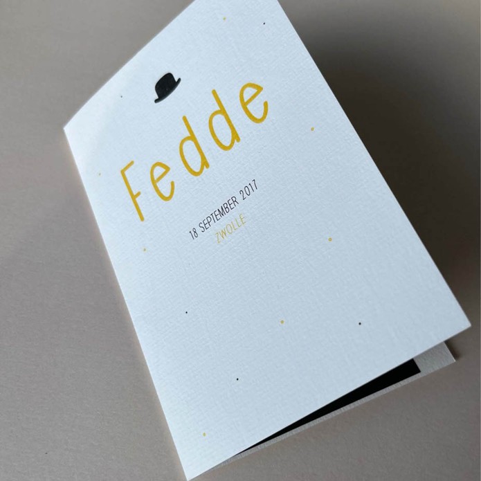 Sereen speels kaartje met hoedje voor jongen