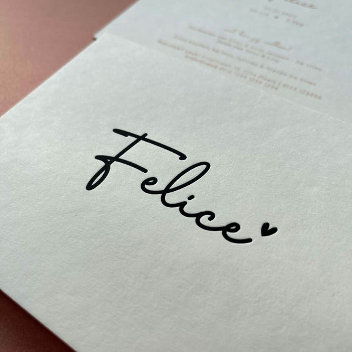 Sober geboortekaartje, wit met de naam en hartje in zwart diepgedrukt