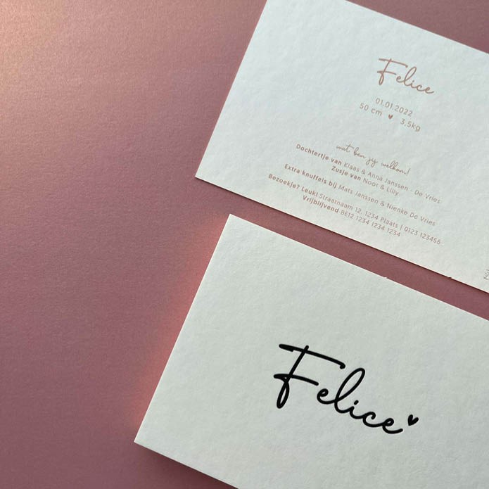 Sober geboortekaartje, wit met de naam en hartje in zwart diepgedrukt