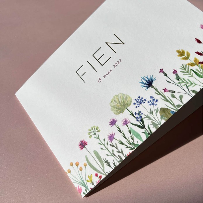 Hip gevouwen geboortekaartje met veldbloemen en goudfolie