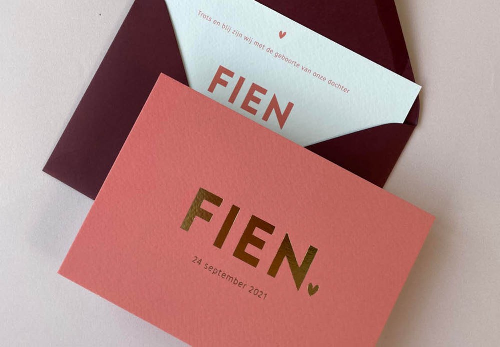 Simplistisch modern geboortekaartje koraal met goudfolie