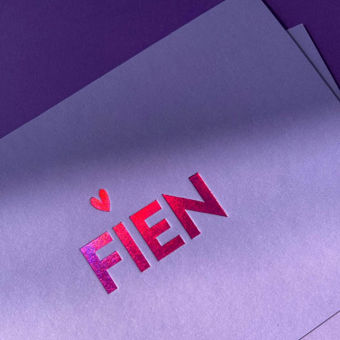 Strak lila paars geboortekaartje met holografisch roze foliedruk