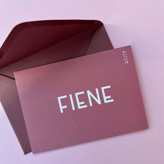 Strak minimalistisch geboortekaartje vintage paars