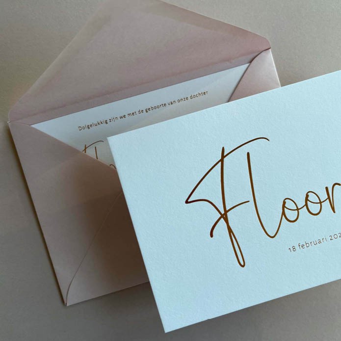 Minimalistisch wit geboortekaartje met luxe goudfolie