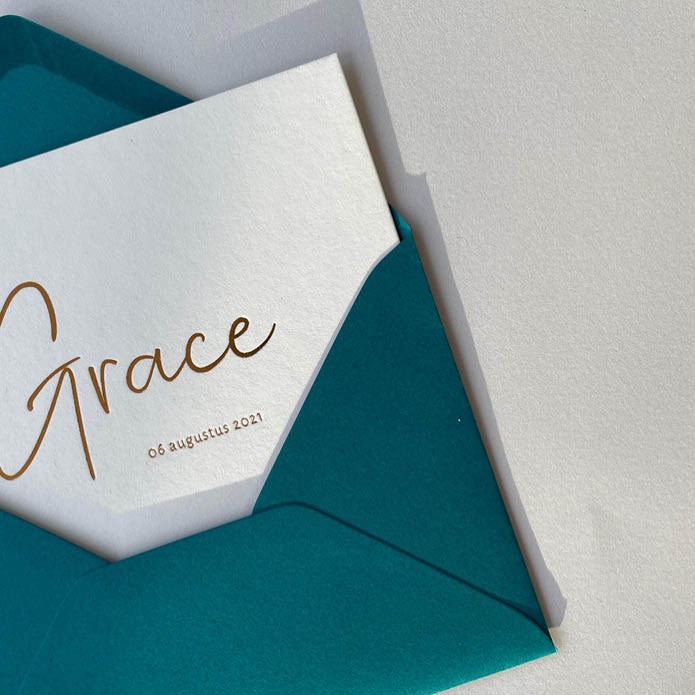 Minimalistisch wit geboortekaartje met luxe goudfolie