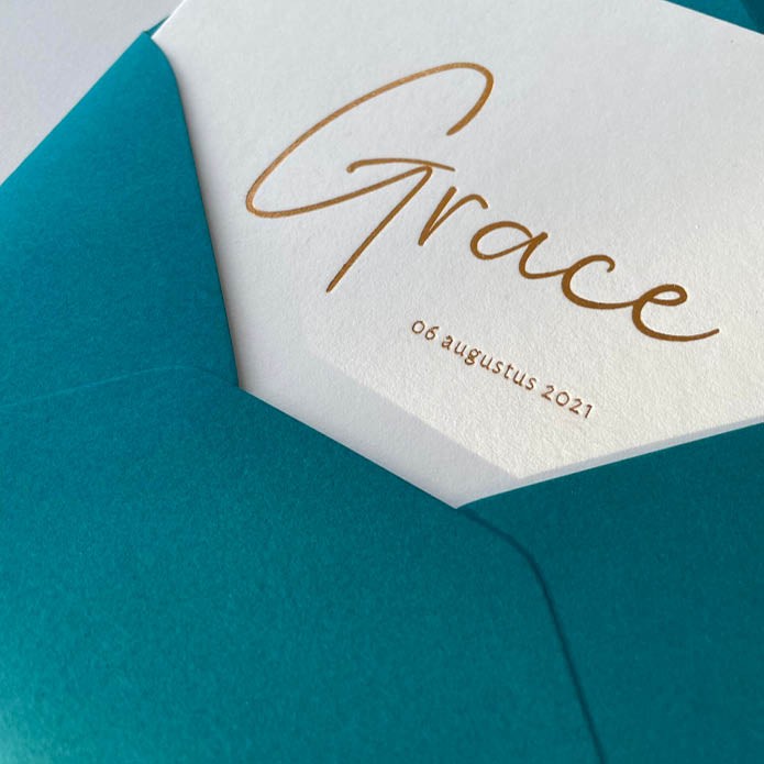 Minimalistisch wit geboortekaartje met luxe goudfolie