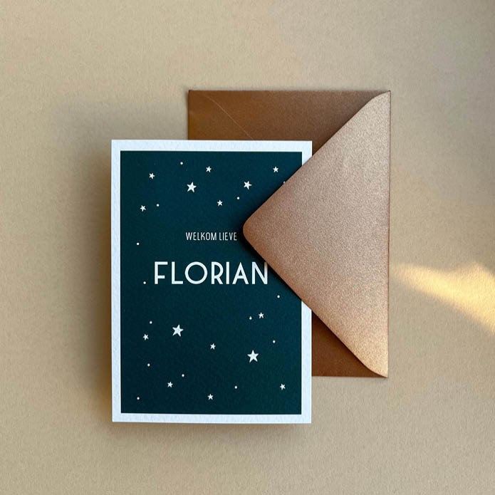 Geboortekaartje voor jongen met sterren op de voor- en achterkant