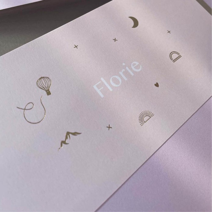 Bijzonder geboortekaartje met goudfolie luchtballon, zonnetje, maantje en andere icoontjes