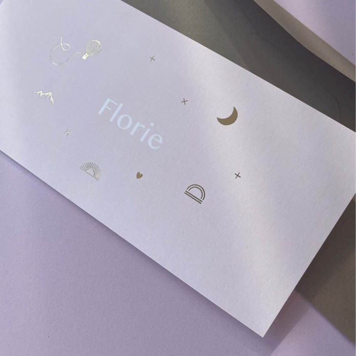 Bijzonder geboortekaartje met goudfolie luchtballon, zonnetje, maantje en andere icoontjes