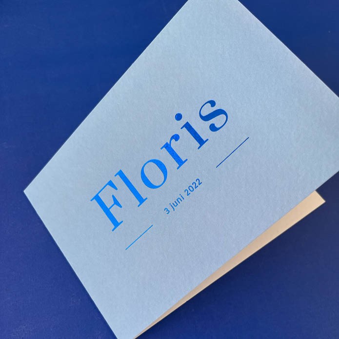 Stoer ijsblauw geboortekaartje met koningsblauwe folie