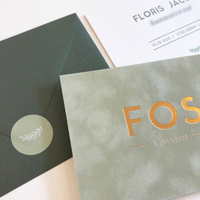 Chique geboortekaartje gender neutraal met velvet oudgroen met brons glans folie