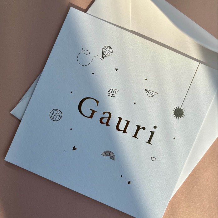 Wit minimalistisch geboortekaartje met goudfolie icoontjes