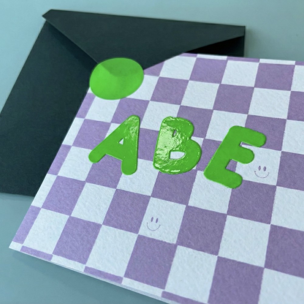 Geboortekaartje Abe met lila en witte blokjes groene hoogglans lak