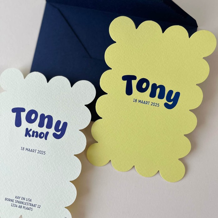 Geboortekaartje in vrolijke wolkvorm met blauwe foliedruk