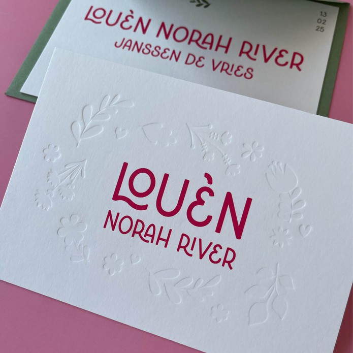 Geboortekaartje Louèn – met elegante blinddruk bloemen en moderne typografie