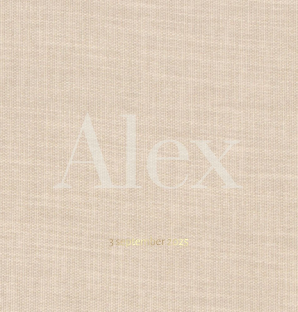 Gevouwen linnen geboortekaartje met subtiele reliëfdruk