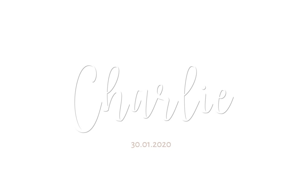 Gevouwen unisex geboortekaartje met naam in reliëfdruk verhoogd