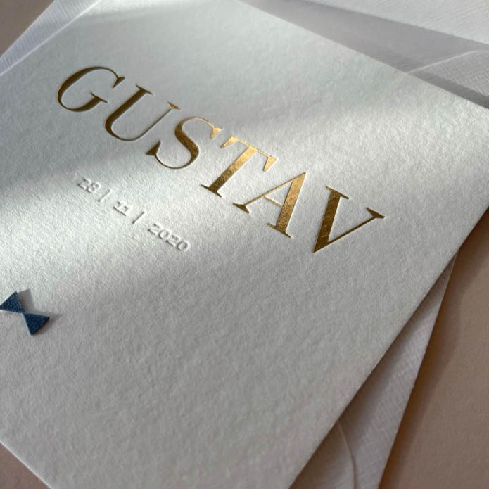 Sereen geboortekaartje met klassieke goudfolie datum in blinddruk